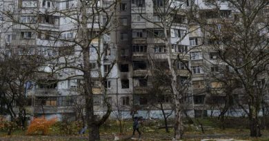 Civis escapam de Kherson após ataques russos em cidade libertada