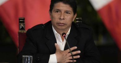 Peru empossado novo líder após presidente deposto em meio a crise constitucional