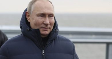 Putin atravessa ponte consertada para a Crimeia em tentativa de elevar o moral russo