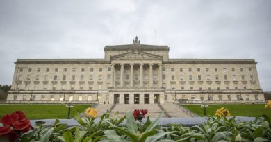 A Assembléia de Stormont é convocada enquanto os rivais do DUP pedem que o partido abandone o boicote à devolução