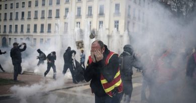 Sindicatos franceses convocam novos protestos previdenciários para coincidir com a visita de King