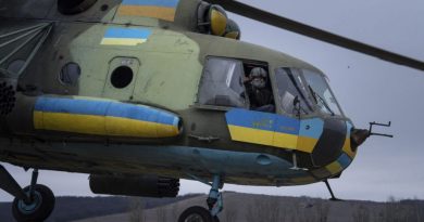 Ucrânia usa helicópteros mais velhos do que alguns de seus pilotos para se defender da Rússia
