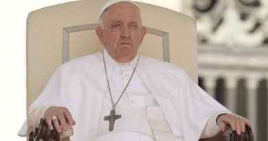 Papa ‘sentado, trabalhando em uma poltrona’ após operação abdominal