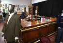 Barra de madeira da comédia clássica Cheers é vendida por £ 500.000 em leilão