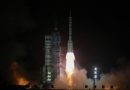 China lança tripulação de três membros da Shenzhou-18 para sua estação espacial