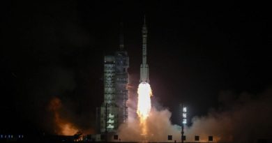 China lança tripulação de três membros da Shenzhou-18 para sua estação espacial