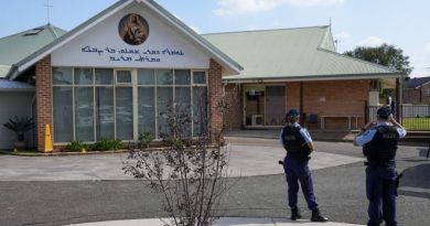Pai do menino acusado de esfaqueamento na igreja de Sydney diz que não viu sinais de extremismo