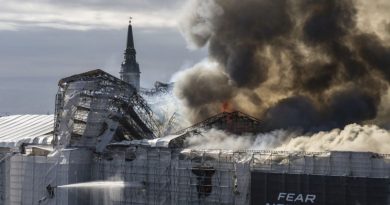 Incêndio destrói histórica Antiga Bolsa de Valores de Copenhaga