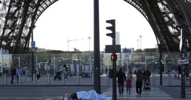 Polícia francesa despeja centenas de pessoas de armazém abandonado em Paris antes das Olimpíadas