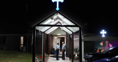 Ataque com faca contra bispo e padre é tratado como terrorismo, diz polícia
