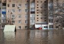 Mais casas inundadas na região russa que faz fronteira com o Cazaquistão à medida que o nível dos rios aumenta