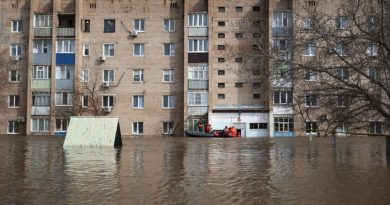 Mais casas inundadas na região russa que faz fronteira com o Cazaquistão à medida que o nível dos rios aumenta