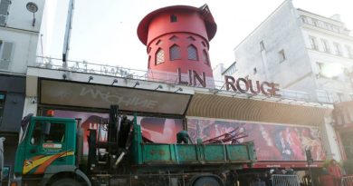 As velas do moinho do Moulin Rouge caem na rua abaixo do famoso clube de cabaré de Paris