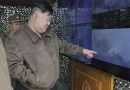 Líder norte-coreano lidera exercícios com foguetes que simulam contra-ataque nuclear