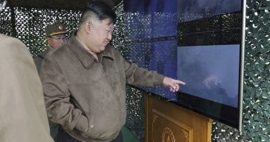 Líder norte-coreano lidera exercícios com foguetes que simulam contra-ataque nuclear