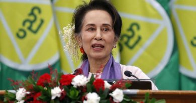 A líder destituída de Mianmar, Suu Kyi, passou da prisão para prisão domiciliar devido ao calor