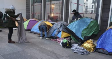 Polícia limpa campo de migrantes no centro de Paris em operação pré-Olimpíadas, dizem grupos de ajuda