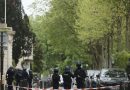 Polícia de Paris detém homem usando colete explosivo falso no consulado iraniano