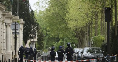 Polícia de Paris detém homem usando colete explosivo falso no consulado iraniano