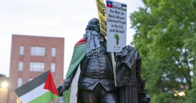 Manifestantes pró-palestinos na Universidade de Columbia se acomodam pelo décimo dia