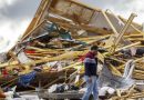 Moradores vasculham escombros após tornados demolirem casas