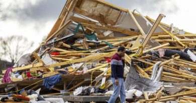 Moradores vasculham escombros após tornados demolirem casas