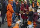 Foliões se vestem de laranja para comemorar aniversário do rei holandês