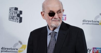 Salman Rushdie revela em novo livro que teve um susto de câncer após ataque de facada