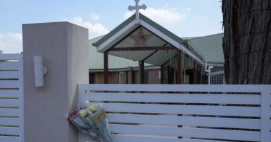 Sete adolescentes presos como parte da investigação de esfaqueamento de bispo de Sydney