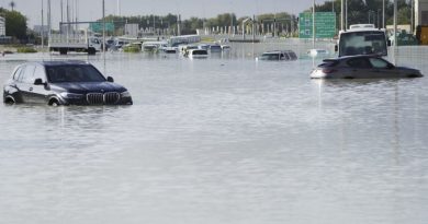 Tempestade despeja chuva mais forte já registrada nos Emirados Árabes Unidos, inundando estradas e aeroporto de Dubai