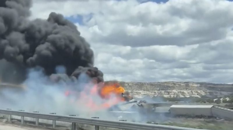 Descarrilamento de trem e fechamento de estrada pelas forças de incêndio perto da divisa entre os estados do Arizona e Novo México