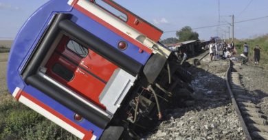 Funcionários ferroviários turcos presos por acidente que deixou 25 mortos