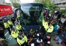 Prisões feitas em Londres enquanto manifestantes bloqueiam ônibus que levava requerentes de asilo