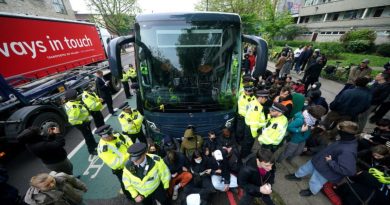 Prisões feitas em Londres enquanto manifestantes bloqueiam ônibus que levava requerentes de asilo