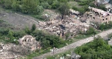 Imagens de drone mostram danos em vilarejo na Ucrânia enquanto moradores fogem do avanço russo