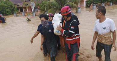 Inundações e deslizamentos de terra atingiram a ilha indonésia de Sulawesi, matando 14
