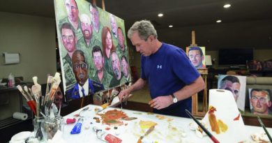 Retratos de veteranos feitos por George W Bush indo para a Disney World