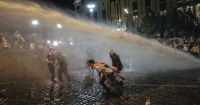 Polícia georgiana usa gás lacrimogêneo para dispersar protestos contra a “lei russa”