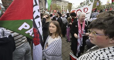 Greta Thunberg entre milhares de pessoas que protestam contra Israel competindo na Eurovisão