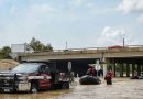 Centenas de pessoas foram resgatadas de enchentes no Texas enquanto as águas continuam subindo em Houston