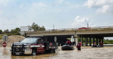 Centenas de pessoas foram resgatadas de enchentes no Texas enquanto as águas continuam subindo em Houston