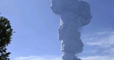 Monte Ibu, na Indonésia, entra em erupção