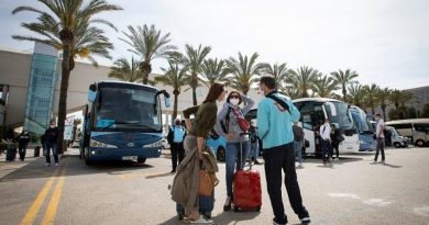 Moradores ameaçam derrubar o movimentado aeroporto de Maiorca em protesto contra o turismo de massa