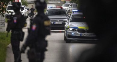 Homem acusado de tentar matar primeiro-ministro eslovaco comparece pela primeira vez ao tribunal