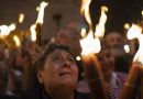 Fiéis ortodoxos cumprimentam a antiga cerimônia do Fogo Sagrado em Jerusalém