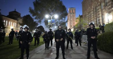 Polícia começa a remover barricadas no local de manifestantes pró-palestinos na UCLA