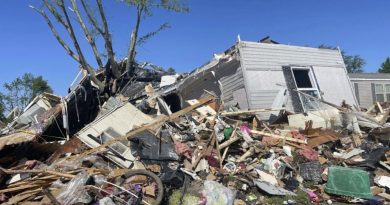 Fortes tempestades matam três enquanto tornados devastam partes dos EUA