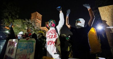 Manifestantes pró-palestinos desafiam ordens da polícia para permanecer no campus dos EUA
