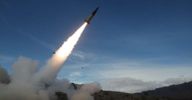 Rússia diz ter derrubado 10 mísseis fornecidos pelos EUA sobre a Crimeia enquanto Blinken visitava Kiev