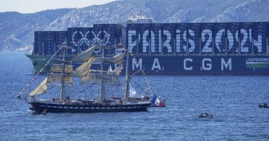 Navio transportando tocha olímpica chega a Marselha em meio a alarde e alta segurança